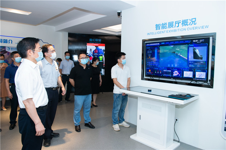 察看计算机工程系教育部高等教育司协同育人VR虚拟现实实践基地.jpg 察看计算机工程系教育部高等教育司协同育人VR虚拟现实实践基地.jpg